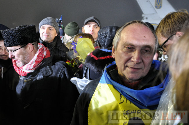 Heroes, welcome home!” liberated Ukrainian hostages enjoy warm reception at Boryspil airport 32