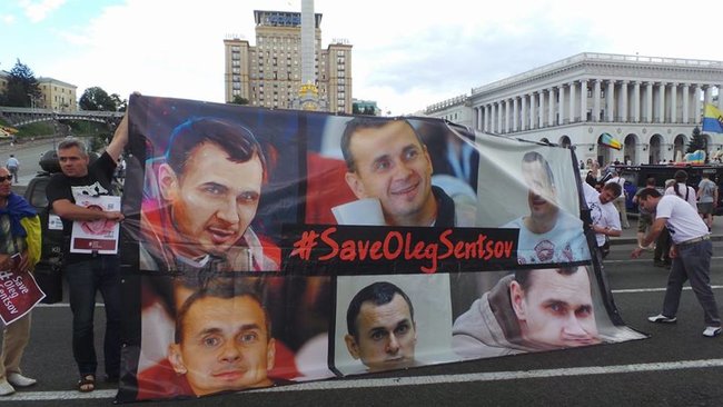 Участники акции Free Sentsov пикетировали посольства Франции и Германии с требованием к Меркель и Макрону лично подключиться к освобождению украинца 06