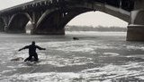 Бійці ДСНС врятували чоловіка, який впав у річку з моста Метро в Києві. ФОТО