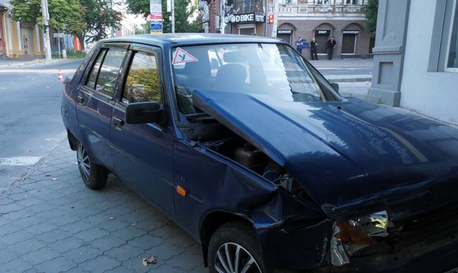 Автомобіль, що перевозив бюлетені, перекинувся в Херсоні 02