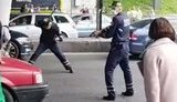 Минские милиционеры избивают задержанного и угрожают ему пистолетом. ВИДЕО