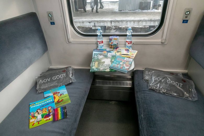 "Укрзалізниця" відправляє понад 30 "вагонів незламності" в регіони