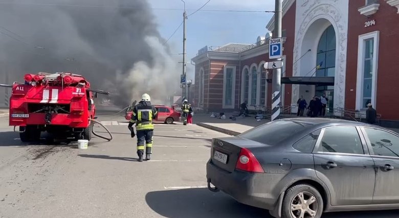 Російські окупанти обстріляли ракетами залізничний вокзал Краматорська: повідомляють про десятки загиблих та поранених 02