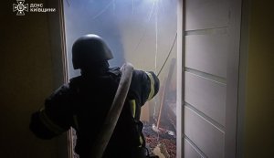 Через російську атаку безпілотників на Київщині виникла пожежа у 2-поверховій будівлі. ФОТОрепортаж