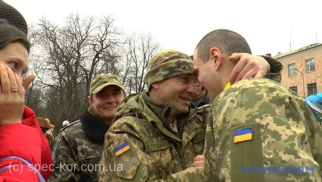Освобожденного из плена киборга Морозова торжественно встретили на Сумщине 03
