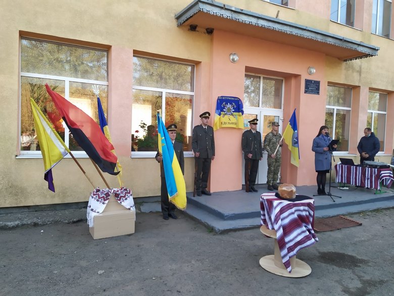 Меморіальну дошку загиблому воїну Василю Мочернюку встановили на Прикарпатті 05
