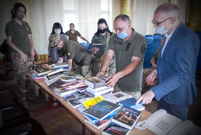 Компания Yakaboo передала украинским военным 400 книг 03