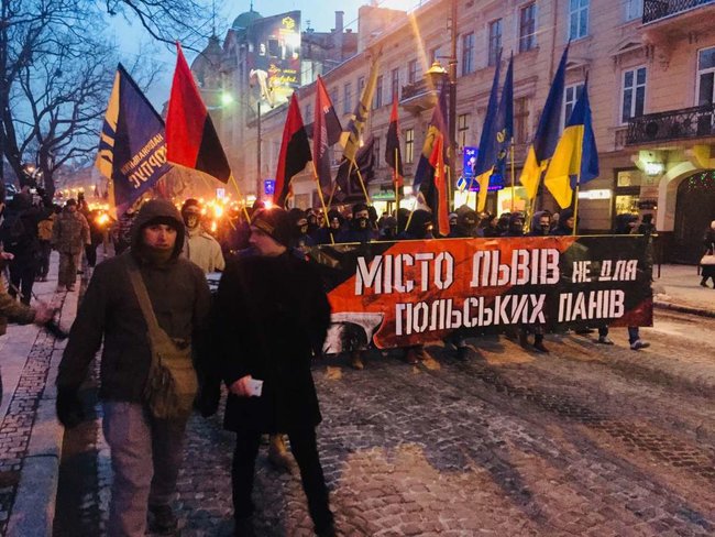 Націоналісти провели у Львові смолоскипну ходу в річницю загибелі Шухевича 03