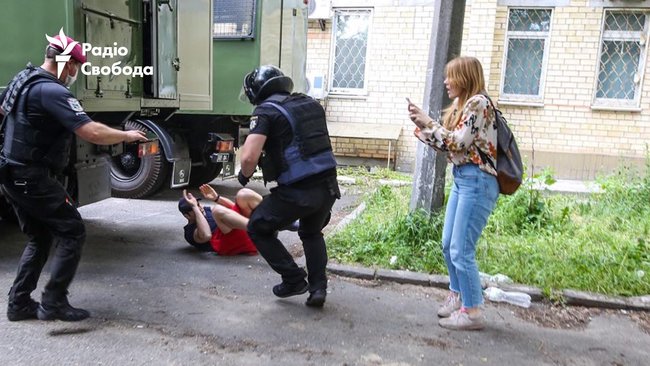 На акції в підтримку Стерненка поліція побила активіста ногами 02