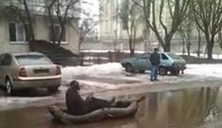 В Тернополе по лужам на улицах плавают на лодках и не могут проехать "скорые". ВИДЕО