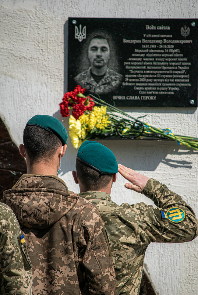 Меморіальну дошку загиблому в зоні ООС морпіху 36-ї ОБрМП Володимиру Бондарюку відкрили в Миколаївській області 29