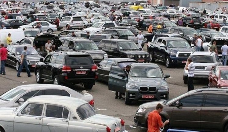 В Україні падає попит на вживані авто з-за кордону: популярні моделі квітня