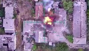 Бойцы 5-й ОШБр уничтожили несколько зданий, где прятались россияне, а также точно атаковали блиндаж. ВИДЕО