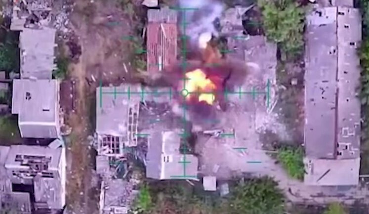 Бойцы 5-й ОШБр уничтожили несколько зданий, где прятались россияне, а также точно атаковали блиндаж. ВИДЕО