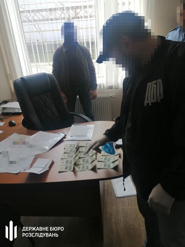 ГБР поймало двух чиновников Одесской таможни на систематических взятках 01