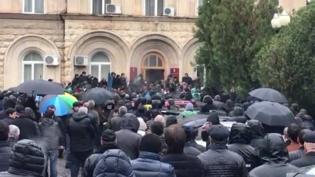В оккупированной Россией Абхазии протестующие штурмуют администрацию президента 04
