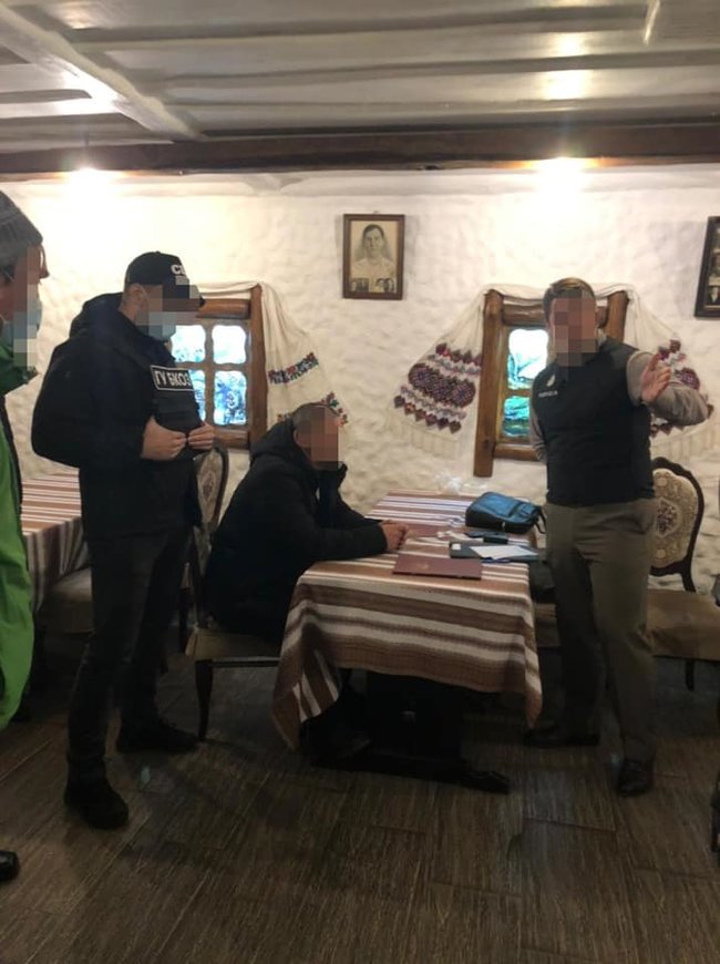 На Киевщине руководитель предприятия Государственной уголовно-исполнительной службы задержан при попытке дать прокурору 70 тыс. грн взятки 01