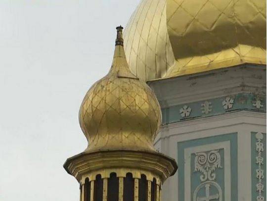 Сильний вітер зірвав 50-кілограмовий хрест із купола Софійського собору у центрі Києва 01