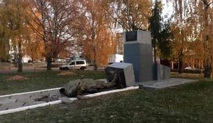 На Полтавщине неизвестные сбросили с постамента памятник Чапаеву и повредили монумент комсомольцам, - полиция. ФОТОрепортаж