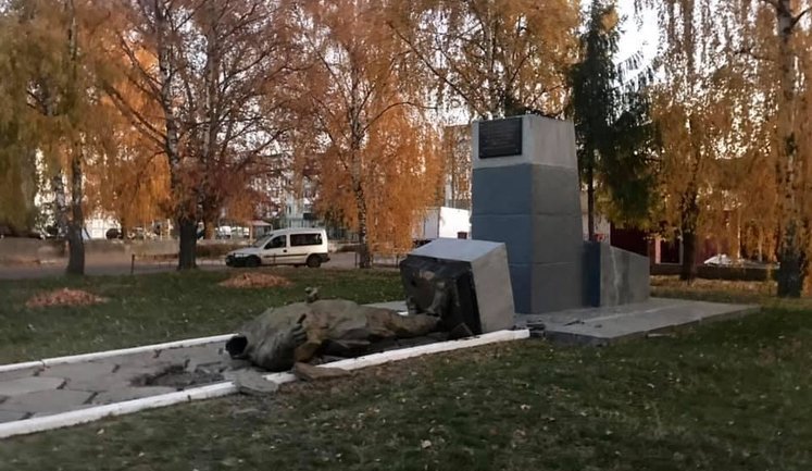 На Полтавщине неизвестные сбросили с постамента памятник Чапаеву и повредили монумент комсомольцам, - полиция. ФОТОрепортаж