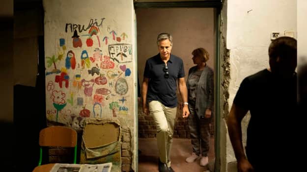 Блинкен посетил Ягодное, где российские оккупанты держали сотни гражданских в подвале школы 01