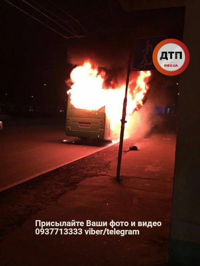 На столичній Кільцевій згоріла маршрутка 02