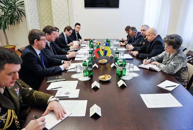 Турчинов и Министр нацобороны Литвы обсудили необходимость усиления военно-технического сотрудничества и констатировали безальтернативность санкций против РФ 03 Турчинов и Министр нацобороны Литвы обсудили необходимость усиления военно-технического сотрудничества и констатировали безальтернативность санкций против РФ 03