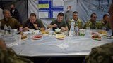 Зеленский выложил фото обеда с военными, где военным не выдали тарелок. ФОТОФАКТ