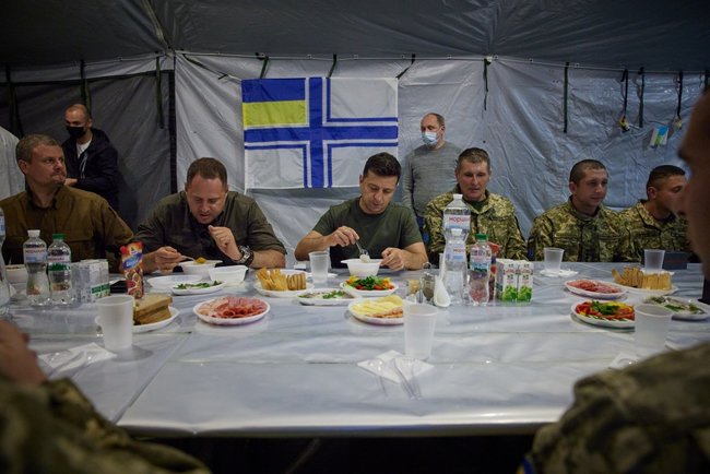 Зеленський - військовослужбовцям: У вас найскладніша, найпатріотичніша робота 11