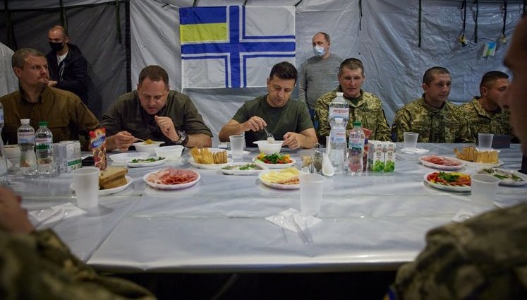 Зеленський виклав фото обіду з військовими, де військовим не видали тарілок. ФОТОФАКТ