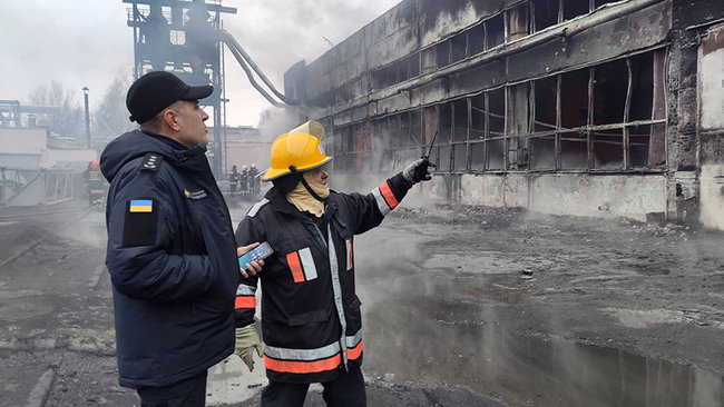 Спасатели тушат масштабный пожар на складах в Полтаве 05