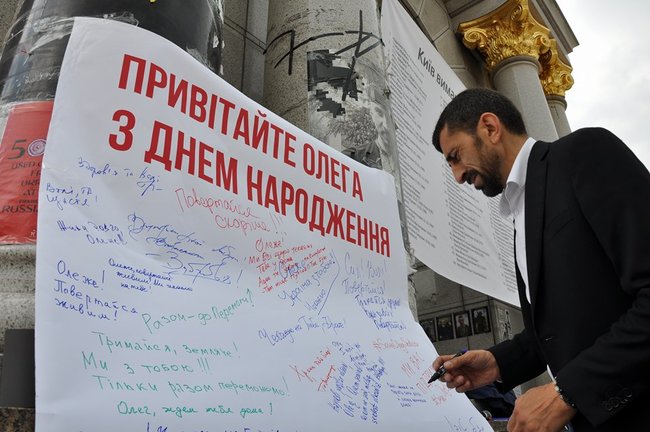 Save Oleg Sentsov: активісти в масках Сенцова, Трампа, Меркель і Путіна організували перфоманс на Майдані 07 Save Oleg Sentsov: активісти в масках Сенцова, Трампа, Меркель і Путіна організували перфоманс на Майдані 07