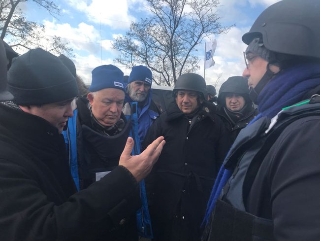 Ukrainian, Italian FMs visit checkpoint in Donetsk region, - Foreign Ministry 02