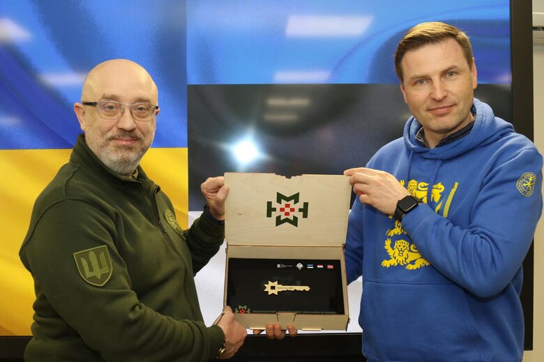 Министр обороны Эстонии Певкур прибыл в Киев и передал пакет помощи ССО 02