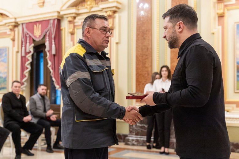 Зеленський нагородив енергетиків