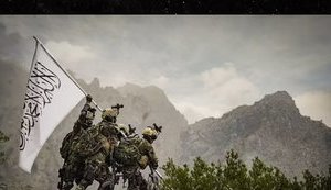 Боевики Талибана повторили сюжет культовой фотографии с американскими десантниками на Иводзиме в 1945 году. ФОТО ДНЯ