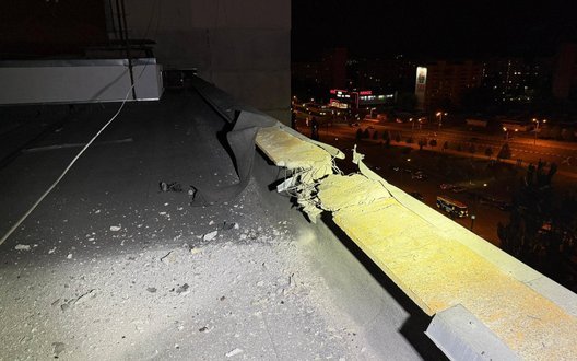Російський дрон влучив у багатоповерхівку в Харкові. ФОТО (оновлення)