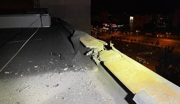 Російський дрон влучив у багатоповерхівку в Харкові. ФОТО (оновлення)