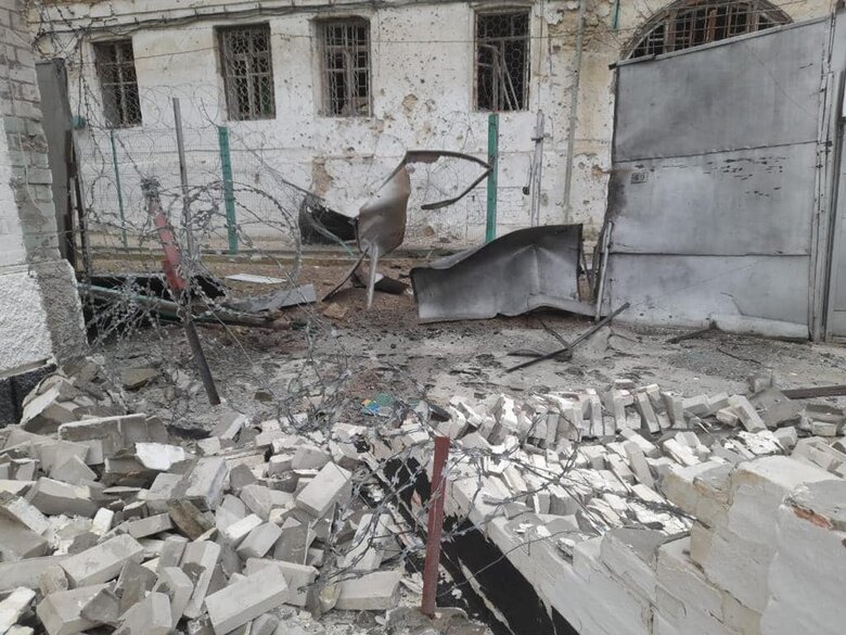 Росіяни обстріляли будівлю Херсонського слідчого ізолятору, є поранені 04 Росіяни обстріляли будівлю Херсонського слідчого ізолятору, є поранені 04