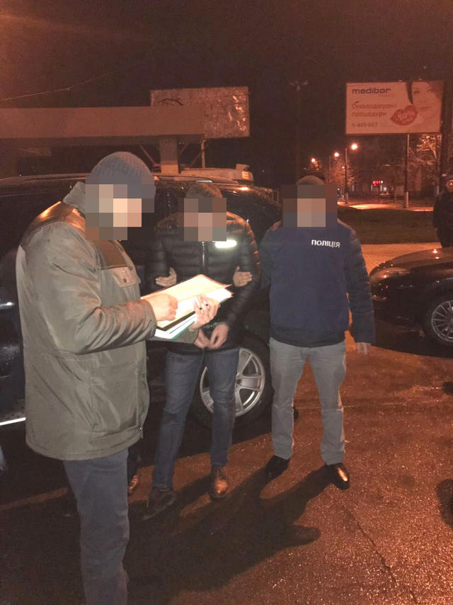 Чиновник Госгеокадастра задержан на Житомирщине при получении 10 тысяч взятки 01