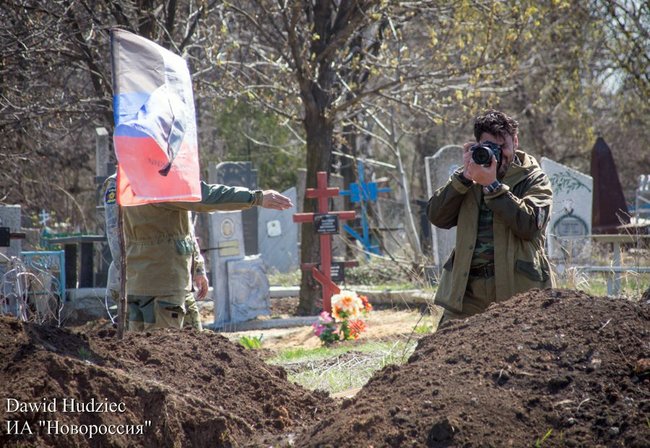 Найманці Ходаковського викопали укріпрайон на донецькому кладовищі 04