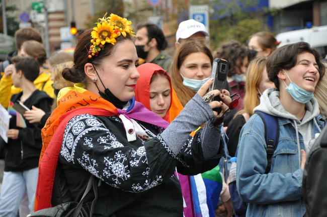 Руху ЛГБТ-маршу намагалася перешкодити жінка, яка лягла на асфальт і кричала про перетворення хлопчиків на геїв 57