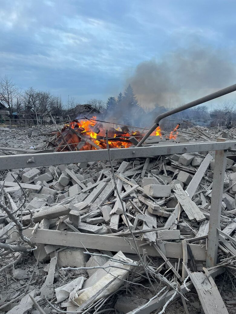 З-під завалів будинку в Покровську вдалося врятувати одну людину, пошукова операція триває 01