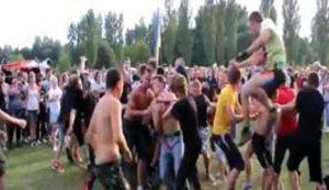 Участники фестиваля "Бандерштат-2011" устроили драку стенка на стенку. ВИДЕО.
