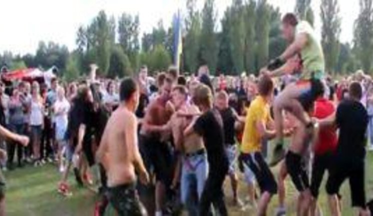 Участники фестиваля "Бандерштат-2011" устроили драку стенка на стенку. ВИДЕО.