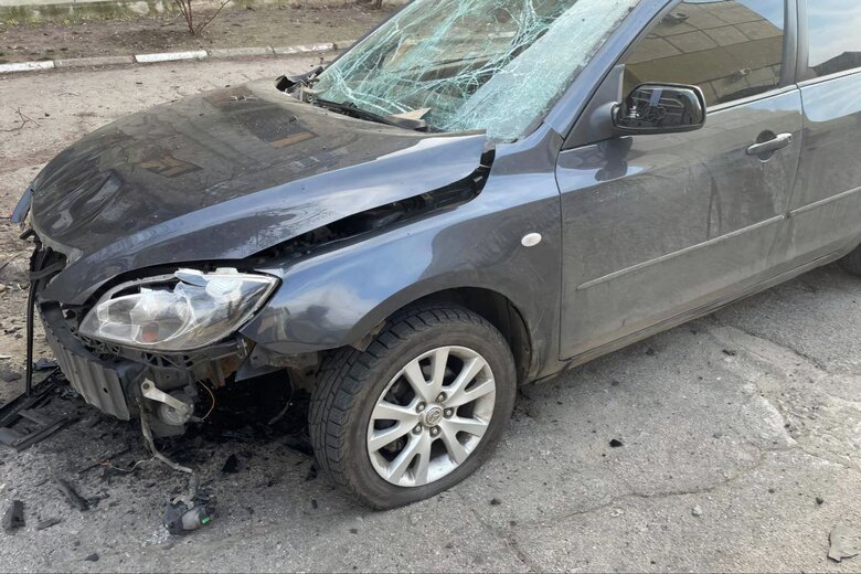Пошкоджений російським обстрілом автомобіль