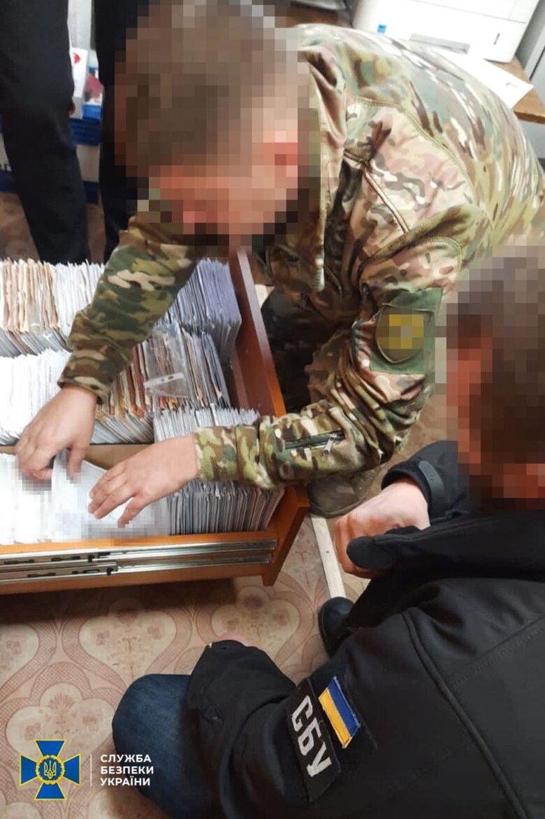 Викрито нові схеми для ухилянтів: серед фігурантів - двоє військкоматівців та очільниця ВЛК, які створили злочинну організацію, - СБУ 04