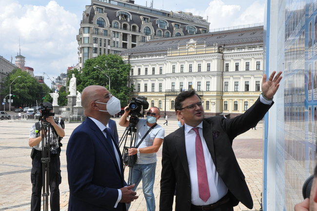Глава МЗС Греції Дендіас поклав квіти до Стіни памяті полеглих захисників України 08