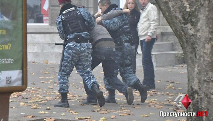 "Свободовцы" забросали "Русский марш" в Николаеве дымовыми шашками. ФОТОрепортаж+ВИДЕО