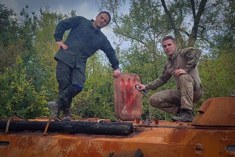 Нацгвардієць, позивний Бона: У Серебрянському лісі росіяни скидали на наші позиції з дронів сльозогінний газ в аерозолях, з яких він розпилювався 02